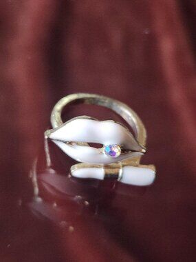 Goldtone pale pink lips & lipstick ring w/ rhinestone accent. Size 7.5.